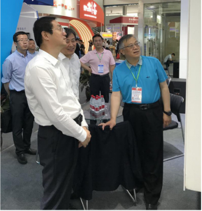省委常委、西寧市委書記王曉蒞臨第十九屆青洽會(huì)青海物產(chǎn)展位參觀